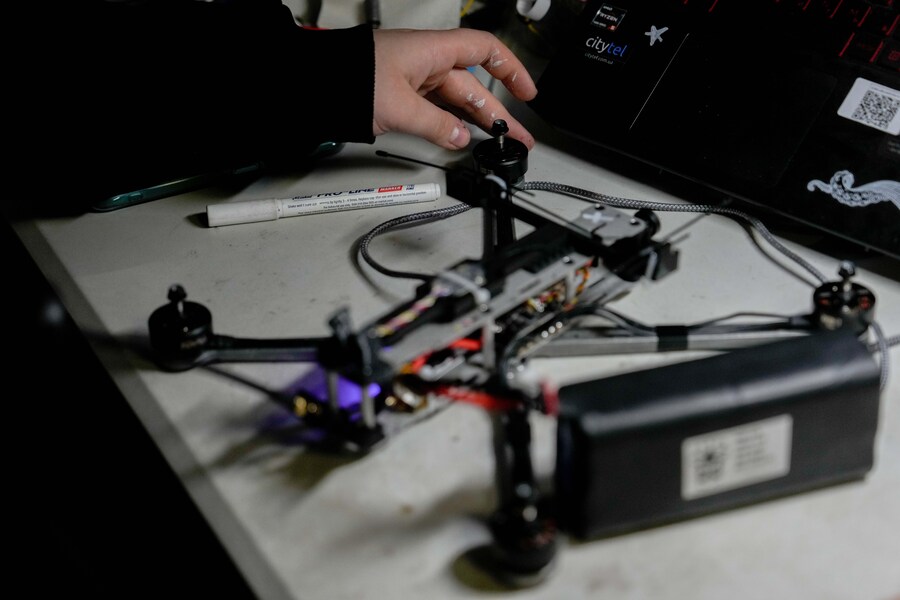 Chibi, un soldato ucraino della brigata Khartia, testa un drone, venerdì 7 novembre 2025, nella regione di Kharkiv, in Ucraina. (Foto AP/Julia Demaree Nikhinson) (APN)
