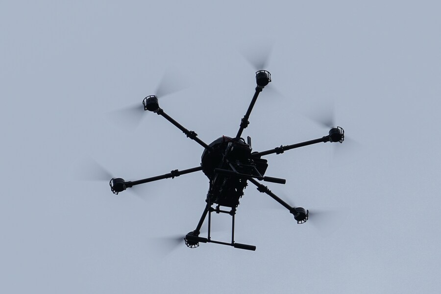 Un operatore di droni ucraino dell'unità Kraken 1654, nome di battaglia Imla, non nella foto, fa volare un drone Vampire durante una dimostrazione per The Associated Press, mercoledì 5 novembre 2025, nella regione di Kharkiv, in Ucraina. (Foto AP/Julia Demaree Nikhinson) (APN)
