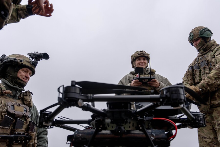 Un operatore di droni ucraino dell'unità Kraken 1654, nome di battaglia Imla, secondo da destra, guarda mentre altri soldati preparano un drone Vampire prima di una dimostrazione per The Associated Press, mercoledì 5 novembre 2025, a Kharkiv Oblast, Ucraina. (AP Photo/Julia Demaree Nikhinson) (APN)
