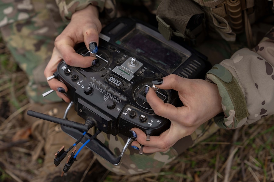 Monka, un operatore ucraino di droni FPV della terza brigata d'assalto, pilota un drone FPV durante una dimostrazione per The Associated Press, mercoledì 5 novembre 2025, nell'Oblast di Kharkiv, in Ucraina. (AP Photo/Julia Demaree Nikhinson) (APN)