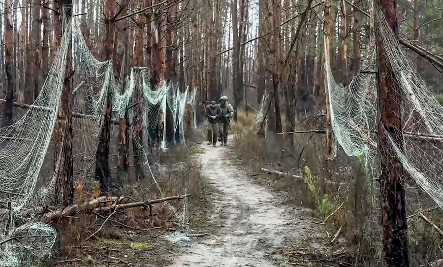 Un fermo immagine tratto da un video fornito dal servizio stampa del Ministero della Difesa russo il 05 dicembre 2025 mostra un militare russo che scorta un militare ucraino catturato in una località non rivelata dell'Ucraina. EPA/SERVIZIO STAMPA DEL MINISTERO DELLA DIFESA RUSSO / (EPA)