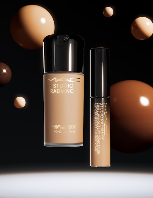 MAC Studio Radiance. Il fondotinta serum-powered e il correttore 24H Ultra Radiant illuminano l’incarnato con una copertura modulabile. Il fondotinta uniforma senza appesantire, lasciando la pelle fresca e radiosa per tutto il giorno, mentre il correttore 24H Ultra Radiant illumina lo sguardo con una copertura modulabile che leviga e distende.