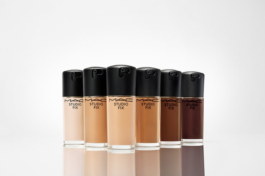 MAC Studio Fix Foundation. Una gamma estesa di 71 tonalità che coprono ogni nuance di incarnato. La formula assicura coprenza modulabile, tenuta impeccabile e un finish matte naturale che resiste tutto il giorno, garantendo un risultato uniforme, levigato e personalizzato per ogni tipo di pelle.
