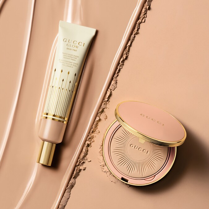 GUCCI beauty effortless natural face duo. Pensato esaltare la luminosità naturale della pelle con due gesti semplici. Il duo combina: Gucci Glow Skin Tint, lo skin perfector colorato ricco di attivi skincare, avvolge l’incarnato in un velo leggero e idratante che dona un glow radioso fino a 24 ore. Gucci Matte Powder completa la routine con una cipria perfezionante e anti-lucido dalla texture morbida, che si fonde sulla pelle regalando un finish matte naturale.