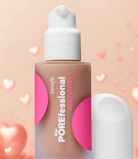 The POREfessional Foundation di Benefit. Arricchito di Niacinamide, una forma di Vitamina B3, che aiuta a levigare l’aspetto dei pori, contribuendo all’idratazione cutanea. Questo fondotinta no transfer e a lunga tenuta fino a 24 ore, leviga la grana della pelle e resta impeccabile anche nelle giornate più intense.