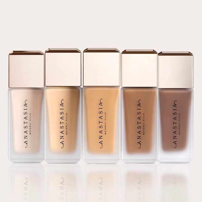 Impeccable Blurring Second-Skin Matte Foundation by ANASTASIA BEVERLY HILL. Studiato per levigare pori, linee sottili e rughe con un finish opaco vellutato che sembra davvero una seconda pelle. La sua formula idratante unisce acido ialuronico dall’effetto rimpolpante, Bixa Orellana che minimizza i pori e fitoglicogeno per una luminosità naturale e un aspetto più giovane. Disponibile in 25 tonalità suddivise in cinque gruppi e in cinque sottotoni diversi, garantisce la combinazione perfetta per ogni incarnato.