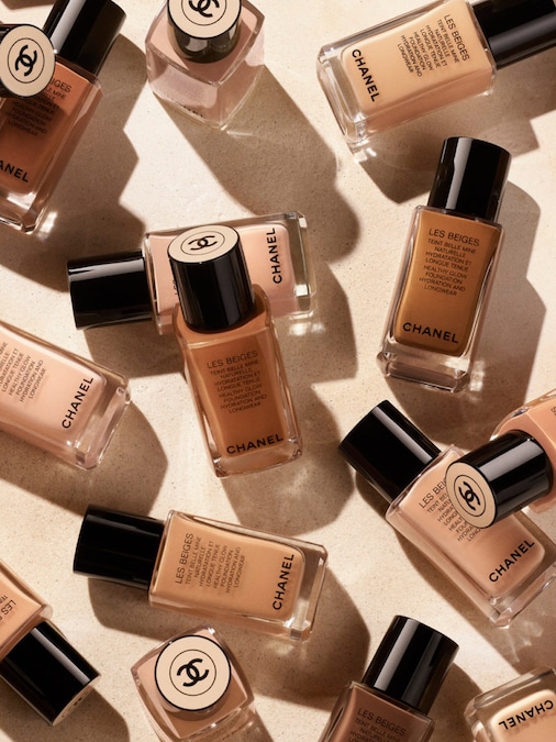 CHANEL Les Beiges Teint Belle Mine Naturelle Hydratation Et Longue Tenue. Assicura un risultato naturale per un effetto luminoso. La sua consistenza fine e fondente si distribuisce sulla pelle e crea un velo come una seconda pelle. Grazie all’associazione di pigmenti riflettori della luce, la grana della pelle appare più levigata. La copertura è modulabile e la pelle risplende per 12 ore. Disponibile in 42 nuance.