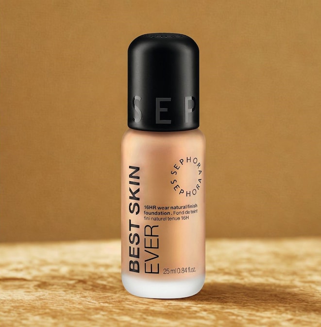 SEPHORA COLLECTION BEST SKIN EVER FOUNDATION. Ritorna con una nuova formula migliorata e shades aggiuntive. La sua texture ultraleggera offre una coprenza da media ad alta, lasciando un finish naturale che dura fino a 16 ore e un incarnato migliorato in 28 giorni. Il pratico erogatore a pompa permette di dosare la quantità ideale di prodotto per una copertura ottimale in un’unica applicazione.