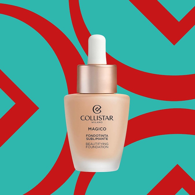 Magico Fondotinta Sublimante di COLLISTAR. La sua texture shake-well, fluida e setosa, si fonde perfettamente con la pelle, donando un finish opaco naturale. Nella formula un mix di attivi skincare: Acqua di Riso Italiano iperfermentata, dall’azione antiossidante, Niacinamide, per una pelle levigata e pori minimizzati e, infine, un Peptide Biomimetico, che favorisce la naturale pigmentazione della pelle, per un colorito sano e radioso.