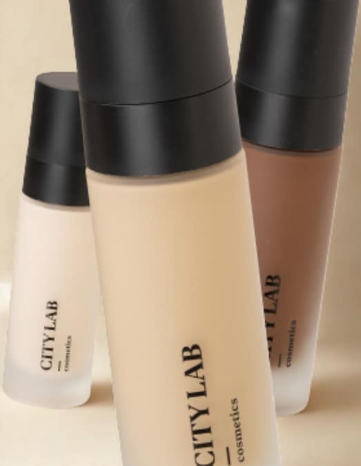 CITY LAB COSMETICS FOUNDATION. Il brand, a Milano, offre l’opportunità di creare un fondotinta su misura con il supporto delle formulatrici cosmetiche del laboratorio. La pelle viene analizzata con macchinari all’avanguardia; in base ai risultati, si individua la texture più adatta e si sviluppa la tonalità perfetta per l’incarnato. Si seleziona anche il principio attivo e la fragranza preferiti, per poi entrare in laboratorio e dare vita al proprio fondotinta personalizzato. Per informazioni: www.citylabcosmetics.com