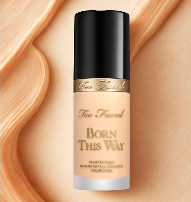 TOO FACED BORN THIS WAY FOUNDATION. La sua texture idratante e ultraleggera sfuma perfettamente il confine tra make-up e pelle, regalando un finish naturale che aiuta a minimizzare i pori, uniformare la grana della pelle Il colore rimane uniforme fino a 24 ore: non ossida, non perde intensità garantendo un look fresco da mattina a sera. Declinato in 30 shades.