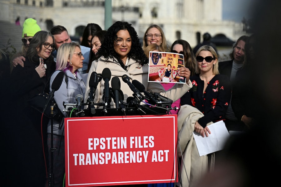 La sopravvissuta Lisa Phillips tiene in mano la sua foto mentre parla durante una conferenza stampa sull'Epstein Files Transparency Act prima del voto della Camera sulla pubblicazione dei file relativi al defunto condannato per reati sessuali Jeffrey Epstein, a Capitol Hill a Washington, D.C., Stati Uniti, 18 novembre 2025. REUTERS/Annabelle Gordon/Foto d'archivio (REUTERS)