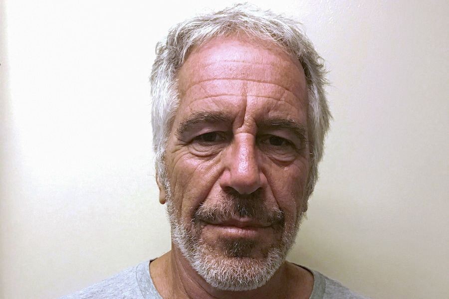 Il finanziere statunitense Jeffrey Epstein appare in una fotografia scattata per il registro dei criminali sessuali della New York State Division of Criminal Justice Services il 28 marzo 2017 e ottenuta da Reuters il 10 luglio 2019. New York State Division of Criminal Justice Services/Handout via REUTERS. (REUTERS)