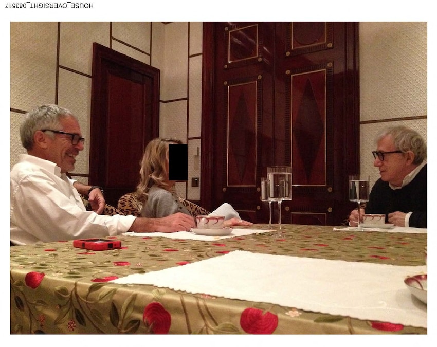 Una foto a mano mostra il defunto finanziere e condannato per reati sessuali Jeffrey Epstein e Woody Allen con una donna non identificata, proveniente dal patrimonio di Epstein, diffusa dai Democratici della Commissione di Vigilanza della Camera a Washington, D.C., Stati Uniti, il 12 dicembre 2025. Commissione di supervisione della Camera dei Democratici/Handout via REUTERS. (via REUTERS)