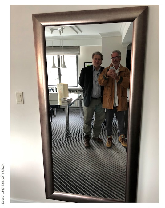 Jeffery Epstein e Steve Bannon posano in questa immagine di repertorio del patrimonio del defunto finanziere e condannato per reati sessuali Jeffrey Epstein, diffusa dai Democratici della Commissione di Vigilanza della Camera a Washington, D.C., Stati Uniti, il 12 dicembre 2025. Commissione di supervisione della Camera dei Democratici/Handout via REUTERS. (via REUTERS)