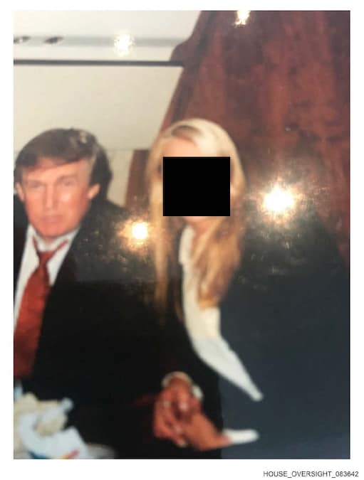 Questa foto non datata della collezione personale di Jeffrey Epstein, fornita dai Democratici della Commissione di Vigilanza della Camera il 12 dicembre 2025, mostra il Presidente degli Stati Uniti Donald Trump in posa con una donna il cui volto è stato oscurato. Venerdì i legislatori democratici hanno pubblicato una nuova serie di foto provenienti dal patrimonio del condannato per reati sessuali Jeffrey Epstein, che includono immagini del Presidente degli Stati Uniti Donald Trump, dell'ex Presidente Bill Clinton e di altri personaggi di alto profilo. (Foto di HANDOUT / House Oversight Democrats / AFP) (AFP)