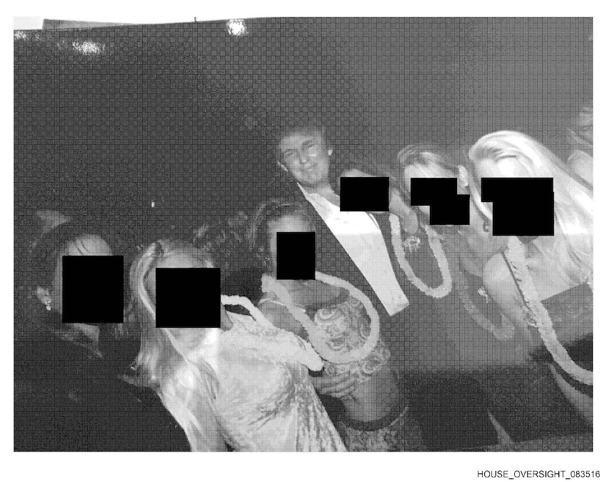 Questa foto non datata della collezione personale di Jeffrey Epstein, fornita dai Democratici della Commissione di Vigilanza della Camera il 12 dicembre 2025, mostra il Presidente degli Stati Uniti Donald Trump (C) in posa con un gruppo di donne che indossano leis in stile hawaiano. I legislatori democratici hanno pubblicato venerdì una nuova serie di foto provenienti dal patrimonio del condannato per reati sessuali Jeffrey Epstein, che includono immagini del presidente degli Stati Uniti Donald Trump e dell'ex presidente Bill Clinton, nonché dell'ex consigliere di Trump Steve Bannon, dell'ex segretario al Tesoro di Clinton Larry Summers, del regista Woody Allen e dell'ex principe ora noto come Andrew Mountbatten-Windsor. (Foto di HANDOUT / House Oversight Democrats / AFP) (AFP)