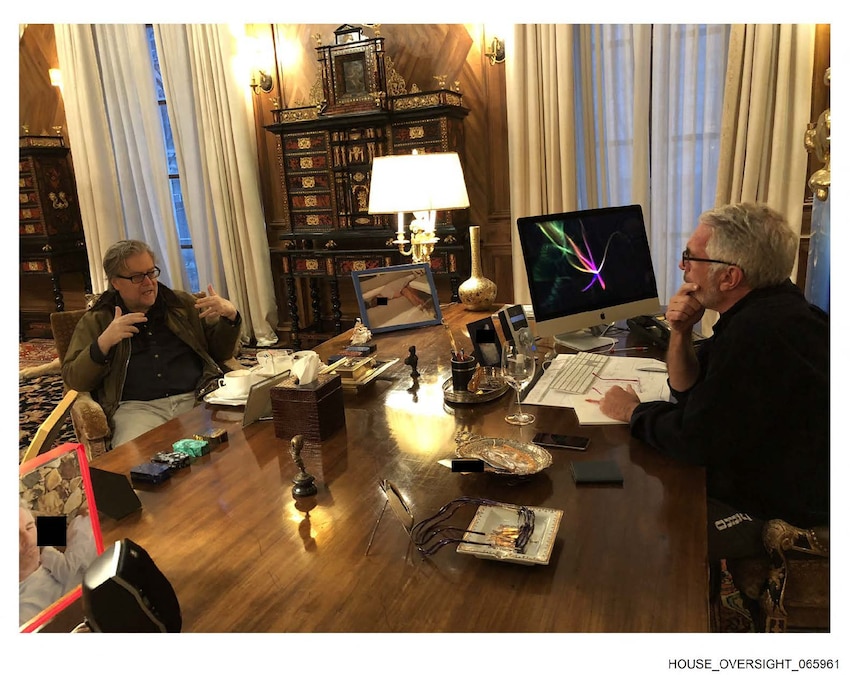 Questa foto non datata della collezione personale di Jeffrey Epstein, fornita dai Democratici della Commissione di Vigilanza della Camera il 12 dicembre 2025, mostra l'ex consigliere di Trump Steve Bannon (a sinistra) che parla con Epstein. L'immagine mostra anche due foto di persone incorniciate sulla scrivania di Epstein, i cui volti sono stati oscurati dalla commissione. Venerdì i legislatori democratici hanno pubblicato una nuova serie di foto provenienti dalla proprietà del condannato per reati sessuali Jeffrey Epstein, che includono immagini del presidente degli Stati Uniti Donald Trump e dell'ex presidente Bill Clinton, nonché dell'ex consigliere di Trump Steve Bannon, dell'ex segretario al Tesoro di Clinton Larry Summers, del regista Woody Allen e dell'ex principe ora noto come Andrew Mountbatten-Windsor. (Foto di HANDOUT / House Oversight Democrats / AFP) (AFP)