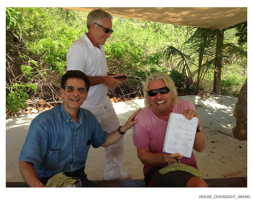 Questa foto non datata della collezione personale di Jeffrey Epstein, fornita dai Democratici della Commissione di Vigilanza della Camera il 12 dicembre 2025, mostra il fondatore e miliardario del British Virgin Group Richard Branson (R) con Epstein (C) e un altro uomo. Venerdì i legislatori democratici hanno pubblicato una nuova serie di foto provenienti dal patrimonio del condannato per reati sessuali Jeffrey Epstein, che includono immagini del presidente degli Stati Uniti Donald Trump e dell'ex presidente Bill Clinton, nonché dell'ex consigliere di Trump Steve Bannon, dell'ex segretario al Tesoro di Clinton Larry Summers, del regista Woody Allen e dell'ex principe ora noto come Andrew Mountbatten-Windsor. (Foto di HANDOUT / House Oversight Democrats / AFP) / (AFP)