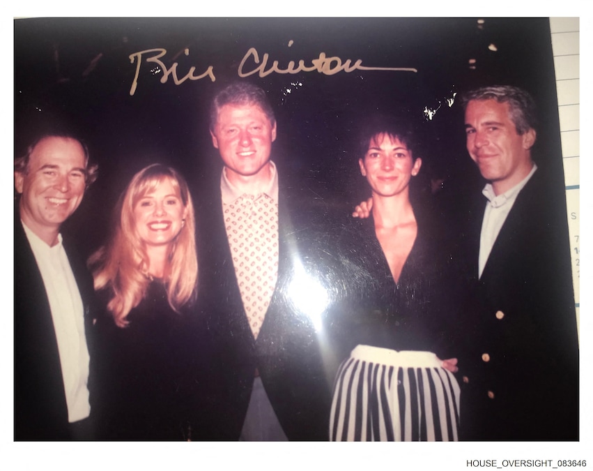 Questa foto non datata della collezione personale di Jeffrey Epstein, fornita dai Democratici della Commissione di Vigilanza della Camera il 12 dicembre 2025, mostra l'ex presidente Bill Clinton (C) in posa con Epstein (R) e Ghislaine Maxwell (2a-R). Venerdì i legislatori democratici hanno pubblicato una nuova serie di foto provenienti dal patrimonio del condannato per reati sessuali Jeffrey Epstein, che includono immagini del presidente degli Stati Uniti Donald Trump e dell'ex presidente Bill Clinton, nonché dell'ex consigliere di Trump Steve Bannon, dell'ex segretario al Tesoro di Clinton Larry Summers, del regista Woody Allen e dell'ex principe ora noto come Andrew Mountbatten-Windsor. (Foto di HANDOUT / House Oversight Democrats / AFP) (AFP)