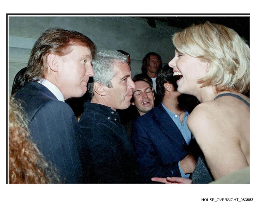 Questa foto non datata della collezione personale di Jeffrey Epstein, fornita dai Democratici della Commissione di Vigilanza della Camera il 12 dicembre 2025, mostra il Presidente degli Stati Uniti Donald Trump (L), affiancato da Epstein (C), mentre parla con una donna sconosciuta. I legislatori democratici hanno pubblicato venerdì una nuova serie di foto provenienti dal patrimonio del condannato per reati sessuali Jeffrey Epstein, che includono immagini del presidente degli Stati Uniti Donald Trump e dell'ex presidente Bill Clinton, nonché dell'ex consigliere di Trump Steve Bannon, dell'ex segretario al Tesoro di Clinton Larry Summers, del regista Woody Allen e dell'ex principe ora noto come Andrew Mountbatten-Windsor. (Foto di HANDOUT / House Oversight Democrats / AFP) (AFP)