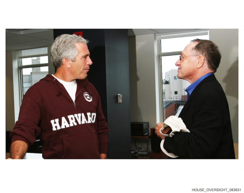 Questa foto non datata della collezione personale di Jeffrey Epstein, fornita dai Democratici della Commissione di Vigilanza della Camera il 12 dicembre 2025, mostra l'avvocato statunitense Alan Dershowitz (R) e Epstein mentre parlano. I legislatori democratici hanno pubblicato venerdì una nuova serie di foto provenienti dal patrimonio del condannato per reati sessuali Jeffrey Epstein, che includono immagini del presidente degli Stati Uniti Donald Trump e dell'ex presidente Bill Clinton, nonché dell'ex consigliere di Trump Steve Bannon, dell'ex segretario al Tesoro di Clinton Larry Summers, del regista Woody Allen e dell'ex principe ora noto come Andrew Mountbatten-Windsor. (Foto di HANDOUT / House Oversight Democrats / AFP) (AFP)
