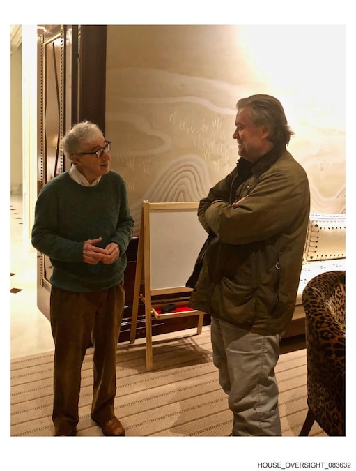 Il regista Woody Allen (sin) e l'ex banchiere Steve Bannon in una delle 19 foto dagli archivi dell'eredita' di Jeffrey Epstein, pubblicate oggi dai Dem della commissione di vigilanza della Camera, 12 dicembre 2025 ANSA / Congresso USA ++FOTO DIFFUSA DALL'UFFICIO STAMPA - USARE SOLO PER ILLUSTRARE OGGI LA NOTIZIA INDICATA NEL TITOLO - NON ARCHIVIARE – FOTO NON IN VENDITA - DA USARE SOLO PER FINI GIORNALISTICI - NPK+++ (ANSA)