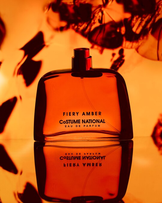 Fiery Amber di Costume National. Una fragranza intensa e magnetica, costruita attorno a un’ambra ardente e sensuale. L’apertura è calda, subito profonda, mentre il cuore rivela sfumature speziate e resinose che amplificano il carattere deciso del profumo. Il fondo persistente lascia una scia ambrata e calda pensata per chi ama fragranze dal forte impatto emotivo. Un’eau de parfum che esprime energia e sensualità in perfetto equilibrio tra forza e eleganza.