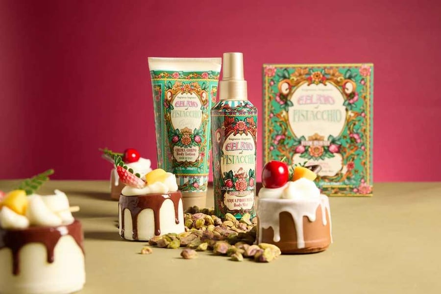 La Linea Gourmand di Rudy Profumi. Una collezione di cofanetti regalo che celebra le fragranze più golose della tradizione italiana. Dal design rétro ispirato alle antiche scatole di dolci in alluminio, la linea invita con leggerezza a un piacere sensoriale dichiarato. Tre le fragranze protagoniste: Zuccotto, cremoso e avvolgente, omaggio alla Firenze rinascimentale; Caffè Cremoso, intenso e caldo, ispirato al rito napoletano del caffè sospeso; Gelato al Pistacchio, solare e gourmand, tributo alla Sicilia e al pistacchio di Bronte. Ogni profumazione è proposta in due cofanetti, con Bagno Schiuma e Crema Corpo oppure Acqua Profumata e Crema Corpo.