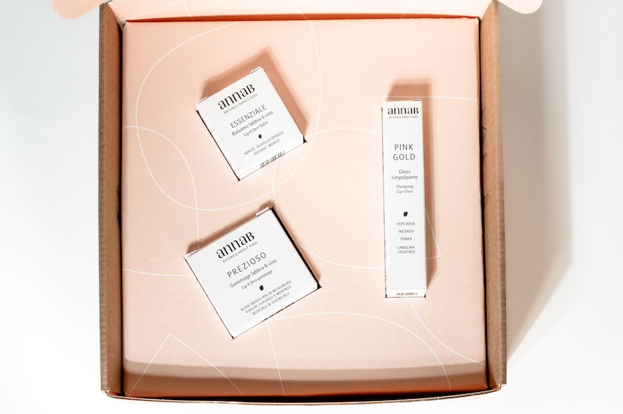AnnaB Cosmetics Rituale labbra naturale e sensoriale: il cofanetto riunisce tre prodotti: Essenziale, balsamo labbra & viso nutriente, Prezioso, gommage labbra & viso esfoliante, e Pink Gold, gloss rimpolpante, per una routine completa che unisce cura, comfort e luminosità, con formule di origine naturale e un’estetica essenziale e contemporanea. https://www.annabcosmetics.com/