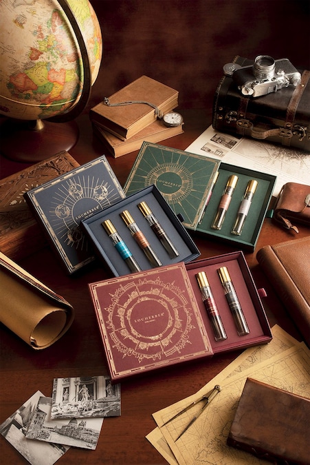 Cofanetti Voyage Kit di Locherber Milano trasformano il profumo in un itinerario sensoriale, ispirato all’idea del viaggio come scoperta e racconto. Tre i cofanetti protagonisti: Exploring Italy, omaggio alle atmosfere e ai paesaggi italiani; True Connoisseur, pensato per chi ama fragranze sofisticate e ricercate; Around the World, un percorso olfattivo che attraversa luoghi lontani. Ogni kit racchiude tre eau de parfum in formato travel size, custodite in un packaging elegante dal fascino rétro.