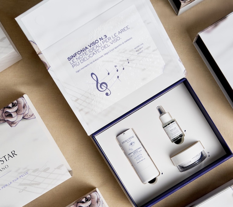 Hyalustar Sinfonia Viso n.3, la nuova composizione con Siero Viso, Crema Contorno Occhi e Maschera Labbra che arricchisce la linea dedicata alla cura della pelle. Un cofanetto prezioso, pensato come un booster alla beauty routine base per celebrare la cura di sé con consapevolezza. Tre prodotti con funzioni specifiche, che lavorano in maniera mirata sulle zone delicate del viso, per donare alla pelle ciò di cui ha bisogno in questa stagione: più nutrimento, più protezione, più amore.