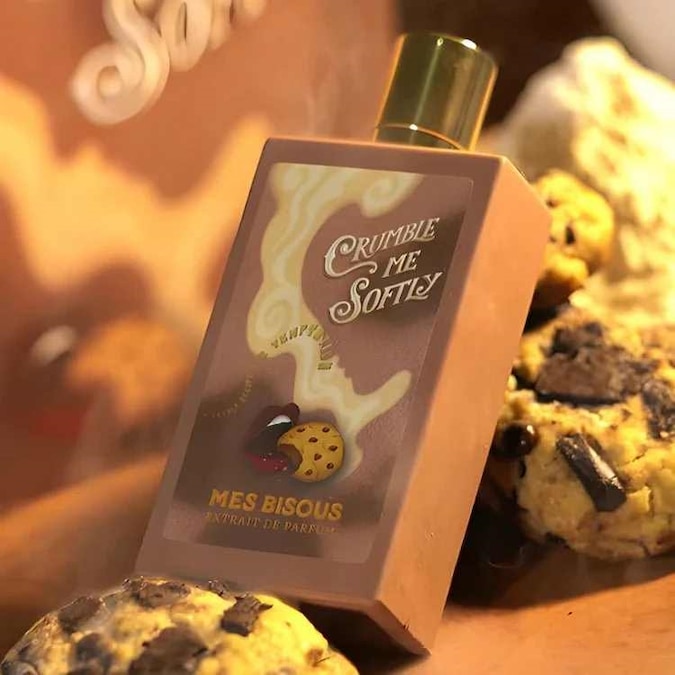 Crumble Me Softly di Mes Bisous Parfums. Un extrait de parfum gourmand e provocante che racconta il lato più indulgente e sensuale della memoria olfattiva. L’ispirazione è quella dei biscotti appena sfornati, caldi e burrosi, tradotti in una composizione intensa e avvolgente che gioca tra dolcezza comfort e profondità ambrata. Una fragranza dalla scia persistente e seduttiva, perfettamente in linea con la visione narrativa e audace della maison, fondata dalla creativa Buse Köseoğlu.