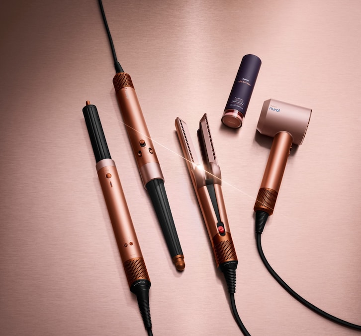 La gamma haircare Dyson in finitura Amber Silk: Un regalo per le appassionate dell’airstyling. La scelta è ampia tra: il phon Supersonic Nural, styler Airwrap, la piastra Corrale e accessori per lo styling, insieme ai prodotti Dyson Chitosan, pensati per lavorare in sinergia tra tecnologia avanzata, protezione del capello e risultati professionali, con un design iconico dalle tonalità calde.