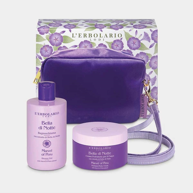 Bella di Notte di L’Erbolario: il cofanetto con beauty bag celebra la seduzione discreta del fiore che sboccia al calare del sole, racchiudendo un bagnoschiuma delicato e una crema profumata per il corpo dalla texture avvolgente. Le formule, arricchite con estratto di Bella di Notte e Marvel of Peru, detergono e nutrono la pelle lasciandola morbida e profumata. La beauty bag coordinata, elegante e pratica, completa una proposta pensata come rituale quotidiano di benessere e come idea regalo raffinata.