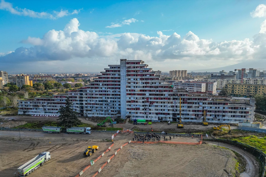 Le prime fasi di demolizione della Vela Rossa di Scampia, l'ultima che viene abbattuta dal Comune di Napoli. (Ansa)