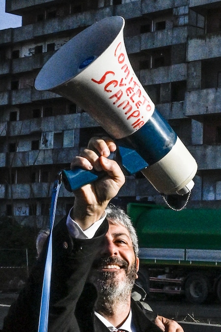 Il presidente della Campania Roberto Fico con gli attivisti del " Comitato Vele di Scampia". (Ansa)
