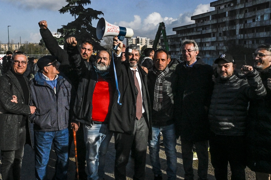 Il presidente della Campania Roberto Fico ed il sindaco di Napoli Gaetano Manfredi con gli attivisti del " Comitato Vele di Scampia". (ANSA)