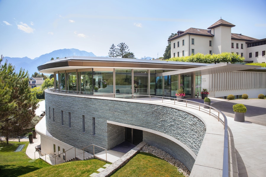 Clinique La Prairie, a Montreux: l’edificio contemporaneo affacciato sul Lago di Ginevra, cuore di uno dei centri più iconici al mondo per medicina preventiva, longevità e benessere integrato.