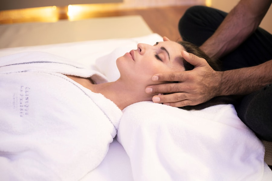 Trattamento benessere a Clinique La Prairie: un rituale manuale profondo che favorisce rilassamento, riequilibrio energetico e rigenerazione psicofisica.