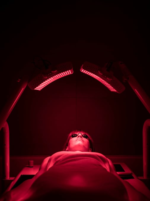 Trattamento di fotostimolazione a luce rossa: una tecnologia non invasiva che stimola i processi di rigenerazione cellulare e sostiene energia, tono e benessere generale.