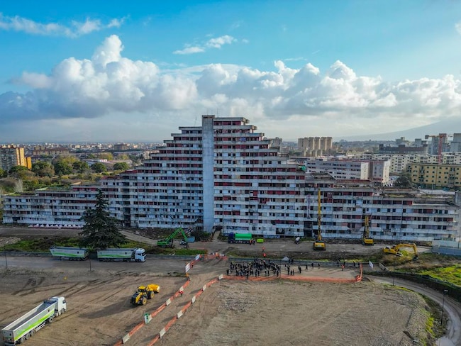 Scampia si libera del suo simbolo: abbattuta la Vela Rossa di “Gomorra”