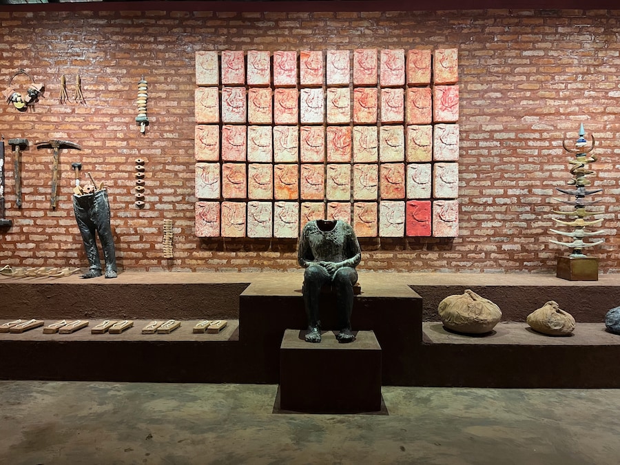Birender Yadav, Only the Earth Knows Their Labour 2025, installazione alla Biennale di Kochi-Muziris 2025