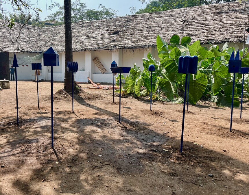Piero Tomassoni e Dima Srouji, Time Reclaiming Structures: Watchhouses (2025), installazione alla Biennale di Kochi-Muziris 2025