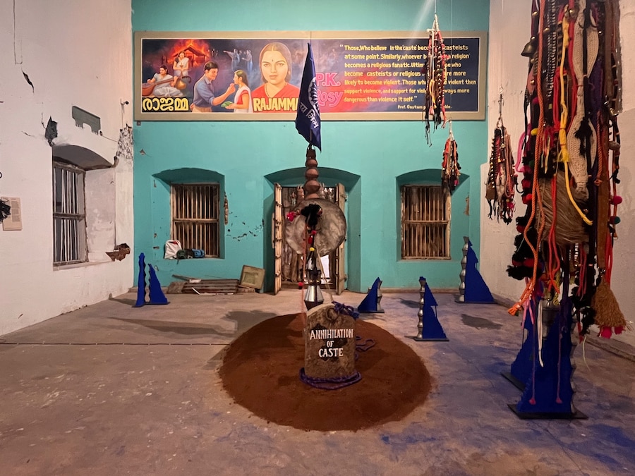 Prabhakar Kamble, Vichitra Natak Theatre of the Absurd 2025, installazione alla Biennale di Kochi-Muziris 2025