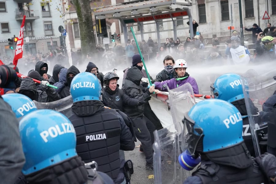 Scontri a Torino tra antagonisti e forze dell'ordine durate il corteo dopo lo sgombero di Askatasuna. Un gruppo di persone incappucciate in testa alla manifestazione ha cercato di sfondare il cordone della polizia lanciando bottiglie e oggetti. Le forze dell'ordine hanno risposto con idranti e lacrimogeni. Ci sono state cariche con manganellate da un lato e bastonate da parte dei manifestanti. Torino, 20 dicembre 2025. ANSA / TINO ROMANO