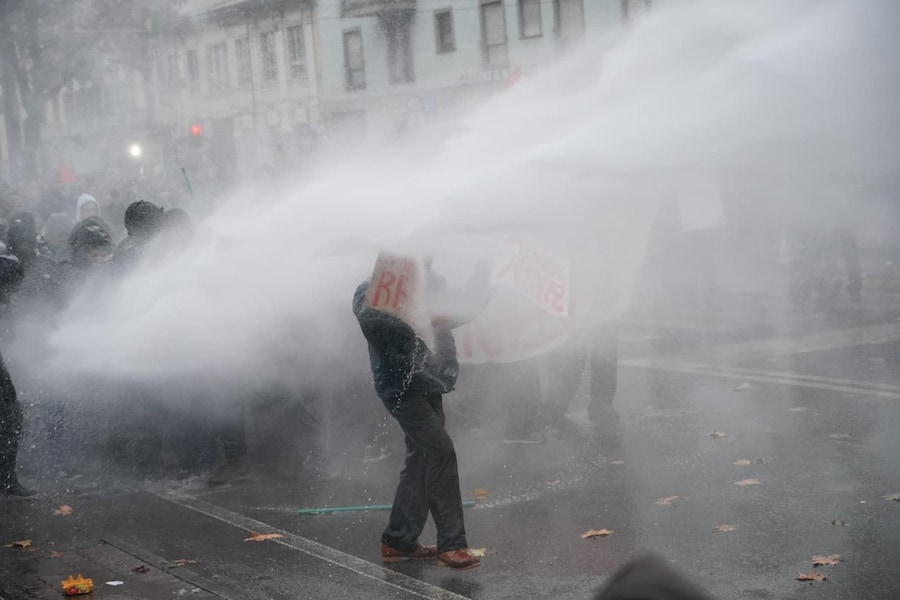Scontri a Torino tra antagonisti e forze dell'ordine durate il corteo dopo lo sgombero di Askatasuna. Un gruppo di persone incappucciate in testa alla manifestazione ha cercato di sfondare il cordone della polizia lanciando bottiglie e oggetti. Le forze dell'ordine hanno risposto con idranti e lacrimogeni. Ci sono state cariche con manganellate da un lato e bastonate da parte dei manifestanti. Torino, 20 dicembre 2025. ANSA / TINO ROMANO