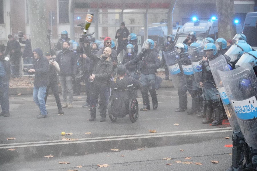 Scontri a Torino tra antagonisti e forze dell'ordine durate il corteo dopo lo sgombero di Askatasuna. Un gruppo di persone incappucciate in testa alla manifestazione ha cercato di sfondare il cordone della polizia lanciando bottiglie e oggetti. Le forze dell'ordine hanno risposto con idranti e lacrimogeni. Ci sono state cariche con manganellate da un lato e bastonate da parte dei manifestanti. Torino, 20 dicembre 2025. ANSA / TINO ROMANO (ANSA)