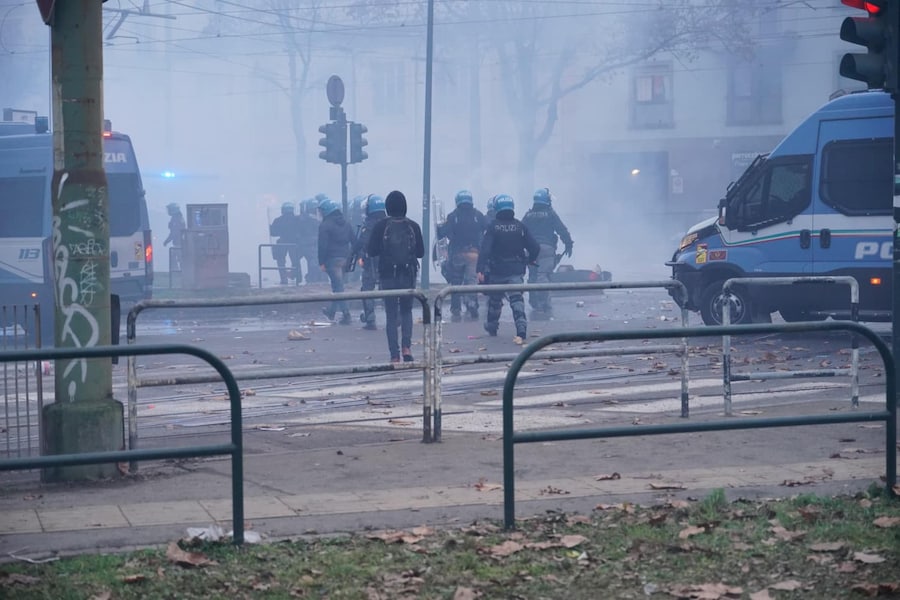Scontri a Torino tra antagonisti e forze dell'ordine durate il corteo dopo lo sgombero di Askatasuna. Un gruppo di persone incappucciate in testa alla manifestazione ha cercato di sfondare il cordone della polizia lanciando bottiglie e oggetti. Le forze dell'ordine hanno risposto con idranti e lacrimogeni. Ci sono state cariche con manganellate da un lato e bastonate da parte dei manifestanti. Torino, 20 dicembre 2025. ANSA / TINO ROMANO (ANSA)