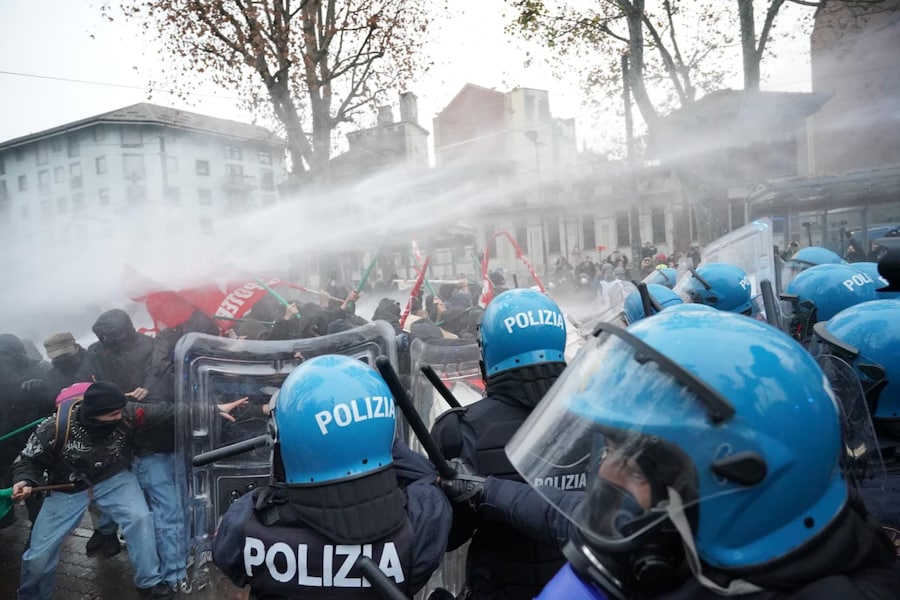 Scontri a Torino tra antagonisti e forze dell'ordine durate il corteo dopo lo sgombero di Askatasuna. Un gruppo di persone incappucciate in testa alla manifestazione ha cercato di sfondare il cordone della polizia lanciando bottiglie e oggetti. Le forze dell'ordine hanno risposto con idranti e lacrimogeni. Ci sono state cariche con manganellate da un lato e bastonate da parte dei manifestanti. Torino, 20 dicembre 2025. ANSA / TINO ROMANO